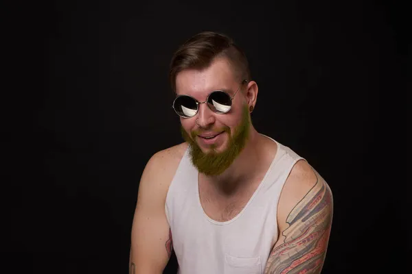 Bearded man in white t-shirt with tattoos on his arms posing bully — Stock Photo, Image