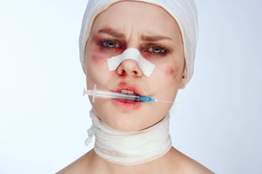 Eline şırınga enjekte ettikten sonra duygusal kadın stüdyo yaşam tarzı