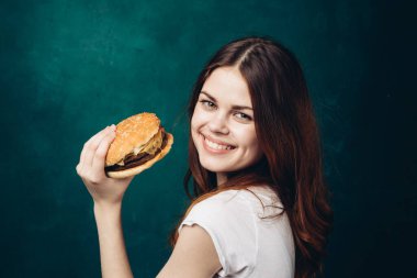 Hamburger yiyen neşeli kadın yakın plan yaşam tarzı