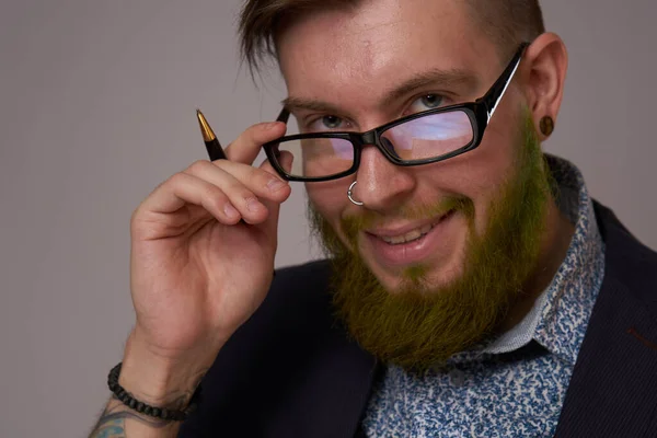 Portrait d'un homme d'affaires portant des lunettes avec une barbe posant un fonctionnaire — Photo