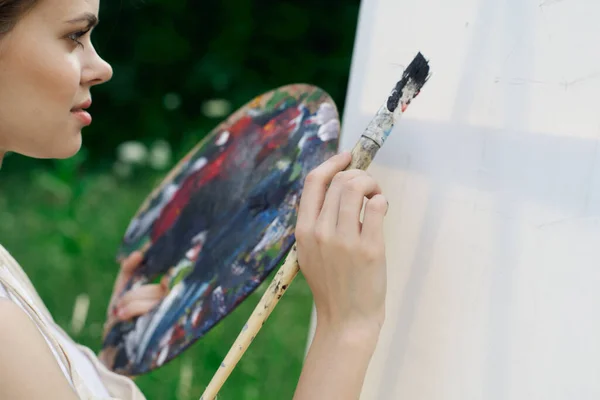 Žena umělec maluje paleta stojan příroda kresba — Stock fotografie
