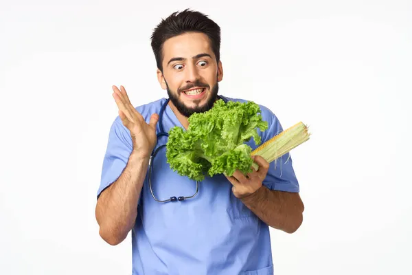 Diététiste joyeux avec des légumes dans les mains vitamines aliments sains — Photo