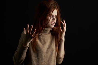 Gözlerinin altında morluklar olan korkmuş kadın depresyon istismarını yeniyor.