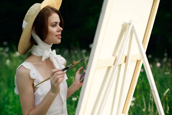 Mujer en vestido blanco artista caballete pintura naturaleza paisaje —  Fotos de Stock