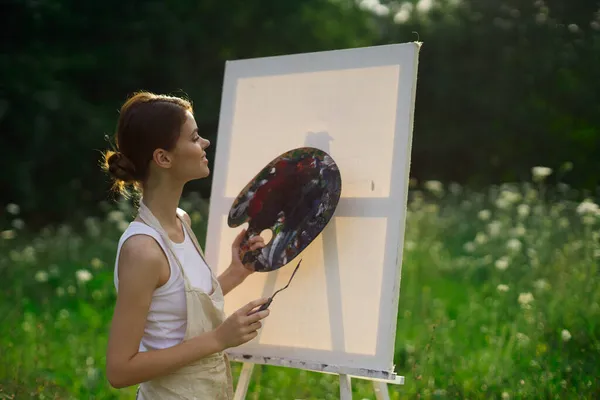 Woman artist outdoors paint palette painting landscape — Stock Photo, Image