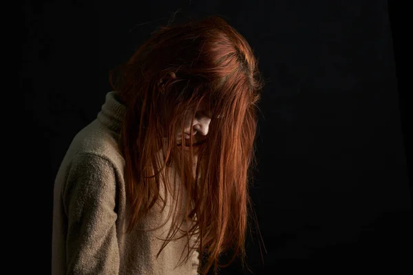 Расстроенная женщина плачет синяки под глазами депрессия темный фон — стоковое фото