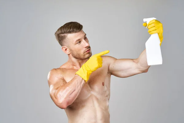 Opgepompt man poseren met wasmiddel in rubber handschoenen — Stockfoto