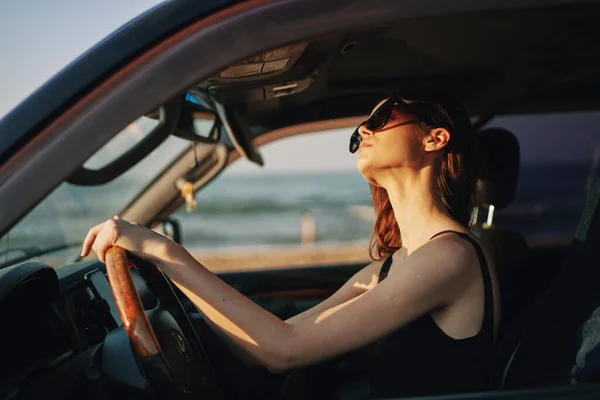 Hübsche Frau mit Sonnenbrille beim Autofahren — Stockfoto