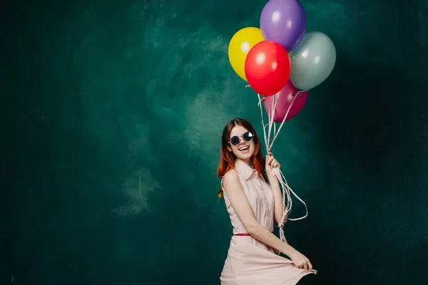 Fröhliche Frau mit bunten Luftballons Urlaubsspaß — Stockfoto