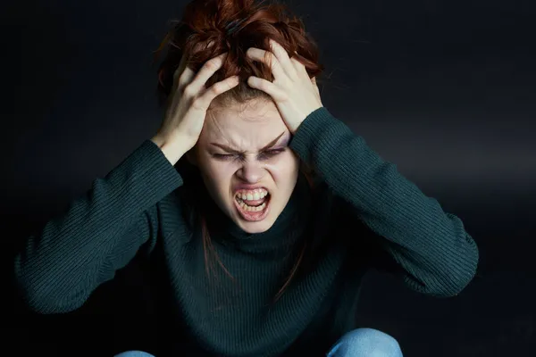 Mulheres emocionais com abuso de olhos negros depressão descontentamento — Fotografia de Stock