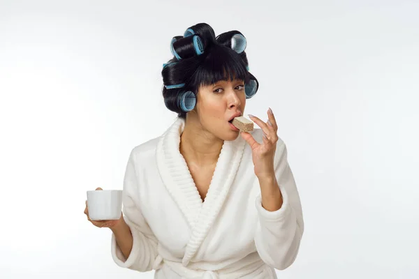 Ibu rumah tangga dalam keriting jas putih di kepalanya emosi pekerjaan rumah tangga — Stok Foto