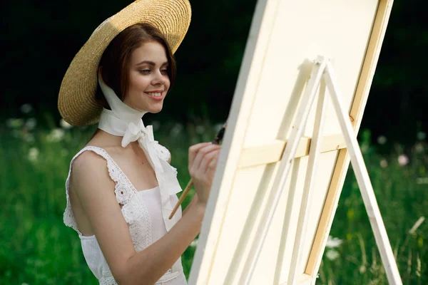 Женщина в белом платье художник мольберт живописи природный пейзаж — стоковое фото