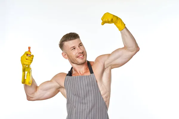 筋肉をポーズさせるエプロン洗剤の陽気な男 — ストック写真