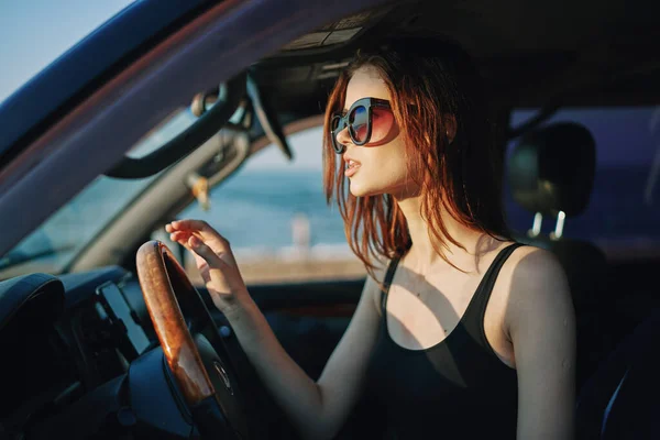 원문 기사보기 선글라스를 낀 쾌활 한 여성 이 자동차 여행을 하는 모습 — 스톡 사진