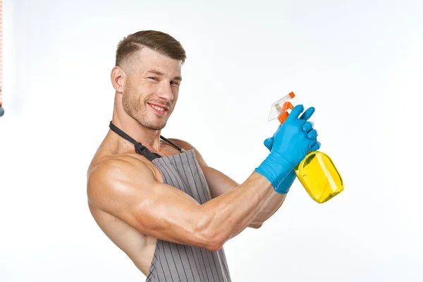 エプロン洗剤洗浄サービスの男光背景 — ストック写真