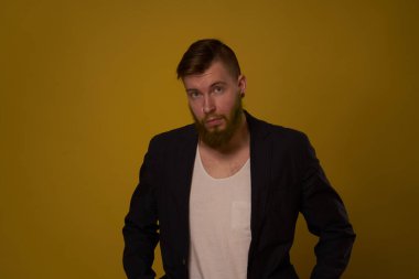 Siyah ceketli ciddi bir ifadeyle ilgilenmek. Duygularını ellerinle ifade etmek.