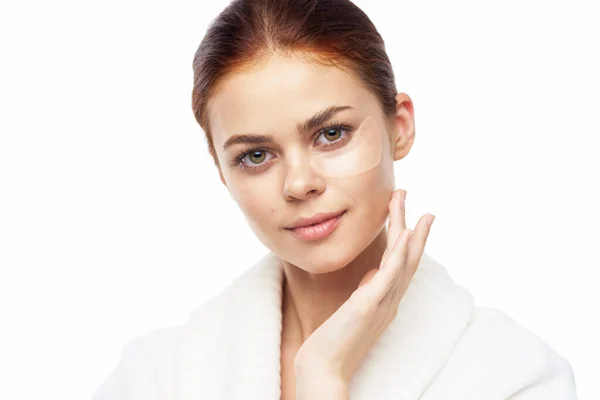 Wanita cantik dalam jubah putih wajah kulit perawatan kolagen — Stok Foto