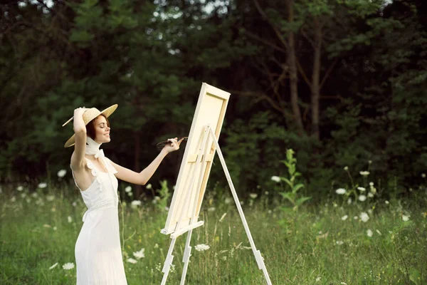 Веселая женщина на открытом воздухе рисовать пейзаж хобби — стоковое фото