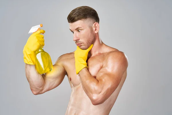 Izmos férfi gumikesztyű pózol házi feladatot — Stock Fotó
