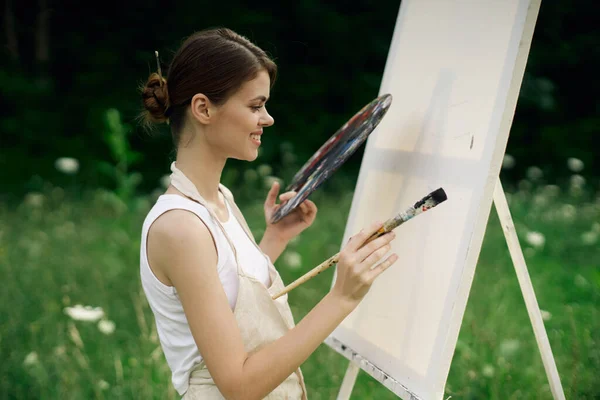 Mujer artista con paleta de pinturas dibujo caballete naturaleza hobby —  Fotos de Stock
