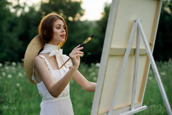 Woman artist outdoors painting nature hobby art — Stock Photo, Image