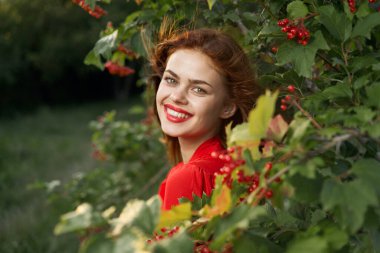 Gülümseyen kadın kırmızı dudaklar doğaya taze hava verir yaz mevsimi