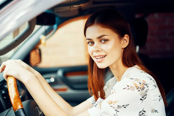 Aranyos vörös hajú nő vezetés egy autó életmód utazás — Stock Fotó