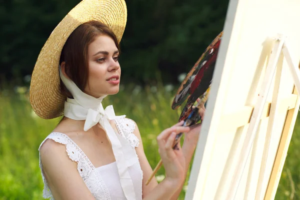 Mujer en vestido blanco artista pinta en la paleta de la naturaleza creativa —  Fotos de Stock