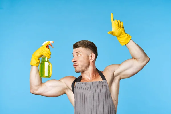Homem vestindo um avental detergente limpeza serviço doméstico — Fotografia de Stock