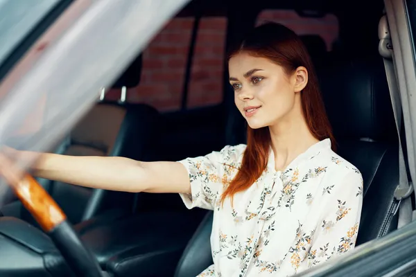 Lindo pelirroja mujer conducir un coche estilo de vida viaje —  Fotos de Stock