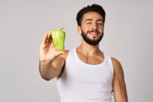 Bebaarde man groene peper snack gezonde voeding emoties — Stockfoto