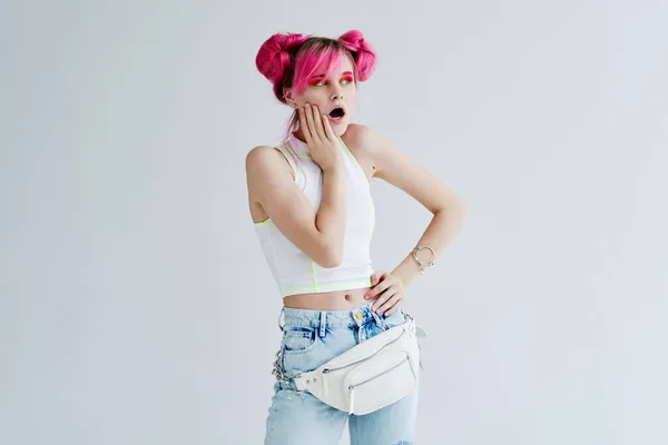 Modna kobieta w ubraniu młodzieżowym kolaż neon tle — Zdjęcie stockowe
