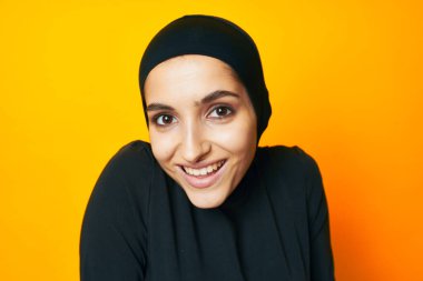 Arap kadın mutluluk giysisi el hareketi sarı arka plan