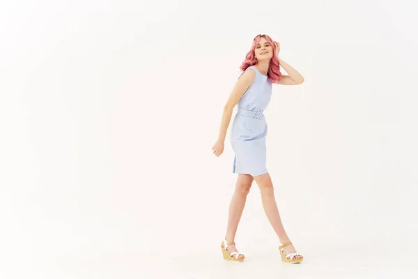 明るいピンクの髪の女性のファッショングラマーライトバック — ストック写真