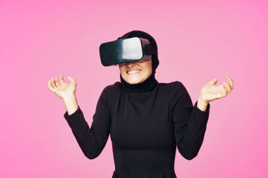 Müslüman kadın sanal gerçeklik gözlüğü takıyor eğlence teknolojisi cihazı