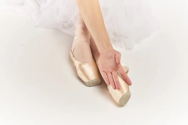 Μπαλαρίνες πόδια που θέτουν μόδα άσκηση χορού φως φόντο — Φωτογραφία Αρχείου
