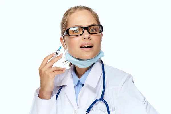 Assistente di laboratorio femminile in soluzione chimica cappotto bianco analizza la ricerca — Foto Stock