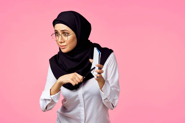 Muslim γυναίκα με αριθμομηχανή και χρηματοδότηση χρήματα ροζ φόντο — Φωτογραφία Αρχείου