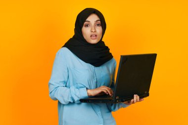 Güzel kadın dizüstü bilgisayar pozu teknolojisi İnternet izole edilmiş arka plan