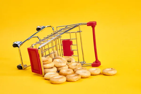 Bevásárlókocsik bevásárló szupermarket bolt sárga háttér — Stock Fotó