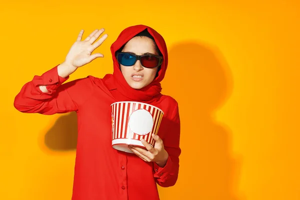 Арабська жінка технологія 3d окуляри дивитися фільм попкорн жовтий фон — стокове фото