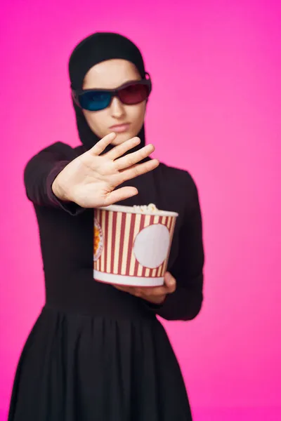 Arap kadın eğlence sineması patlamış mısır modası izole edilmiş arka plan — Stok fotoğraf