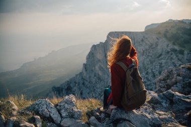 Kadın yürüyüşçü dağları, sırt çantaları, temiz hava.