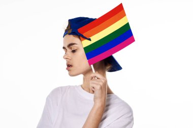 lgbt bayrağı taşıyan kadın cinsiyet değiştirme topluluğunun aydınlık arka planı