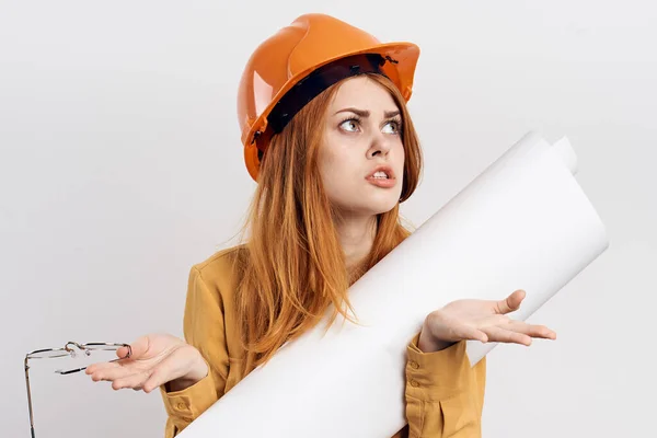 Ingénieur femelle en chapeau dur orange architecte plans — Photo