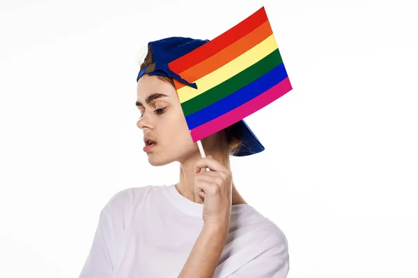 Vrouw met lgbt vlag transgender gemeenschap licht achtergrond — Stockfoto