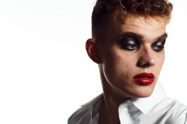 Erkek transseksüel kadın makyaj stüdyosu pozu