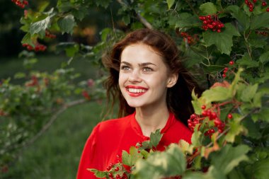 Gülümseyen kadın kırmızı dudaklar doğaya taze hava verir yaz mevsimi