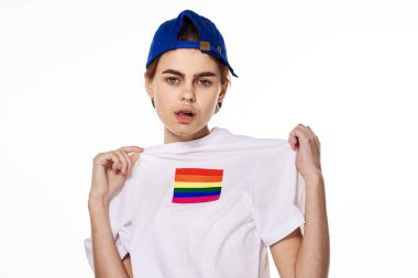 Beyaz tişört giyen kadın lgbt Flag transseksüel toplum protestosu