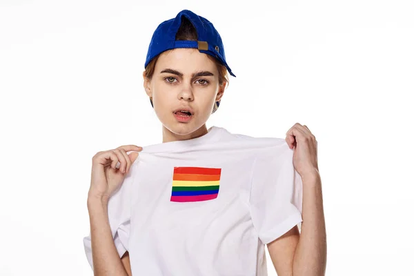 Mulher vestindo camiseta branca lgbt Bandeira comunidade transexual Protesto — Fotografia de Stock